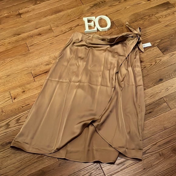 Old Navy Gold Satin Skirt - Picture 7 of 7